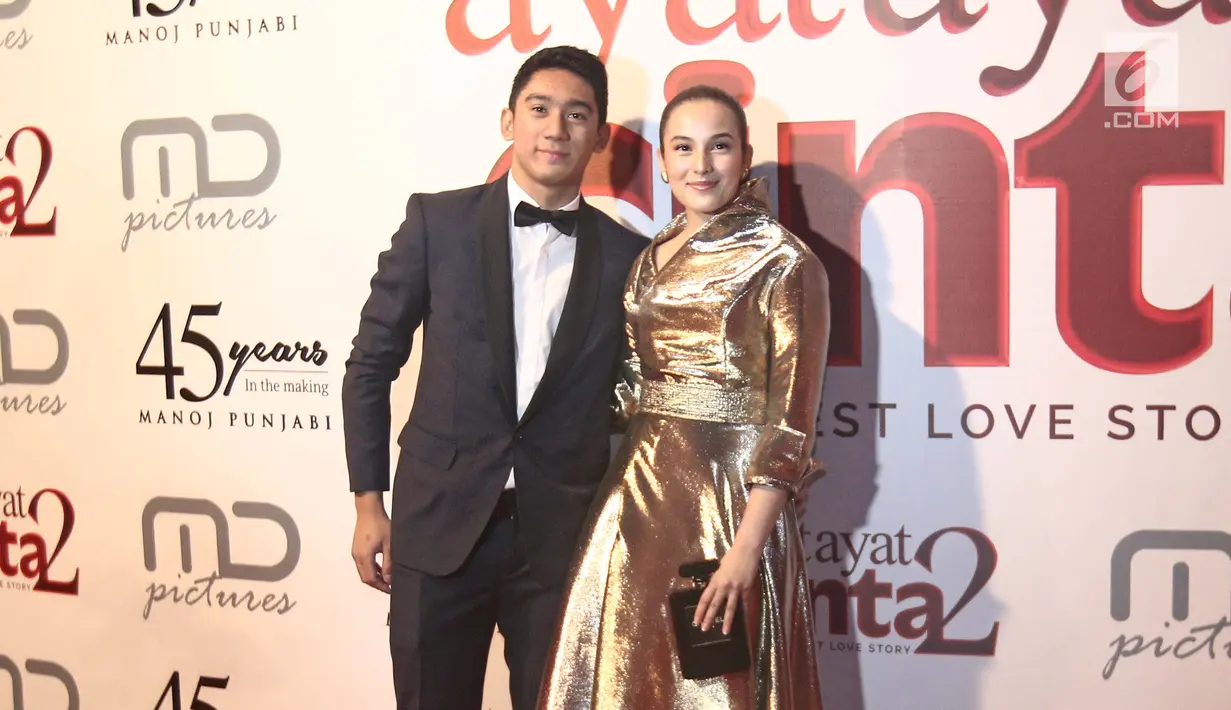 Aktris Chelsea Islan bersama pasangannya, Daffa Wardhana berpose saat menghadiri gala premiere film Ayat Ayat Cinta 2 di Jakarta, Kamis (07/12). (Liputan6.com/Herman Zakharia)