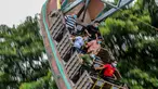 Pengunjung yang mengenakan masker menikmati wahana di taman hiburan Enchanted Kingdom di Provinsi Laguna, Filipina (18/10/2020). Taman hiburan tersebut kembali dibuka untuk pengunjung. (Xinhua/Rouelle Umali)