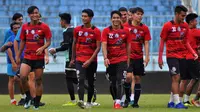 Skuat Arema saat latihan di Stadion Kanjuruhan, Kabupaten Malang, Selasa (6/11/2018). (Bola.com/Iwan Setiawan)