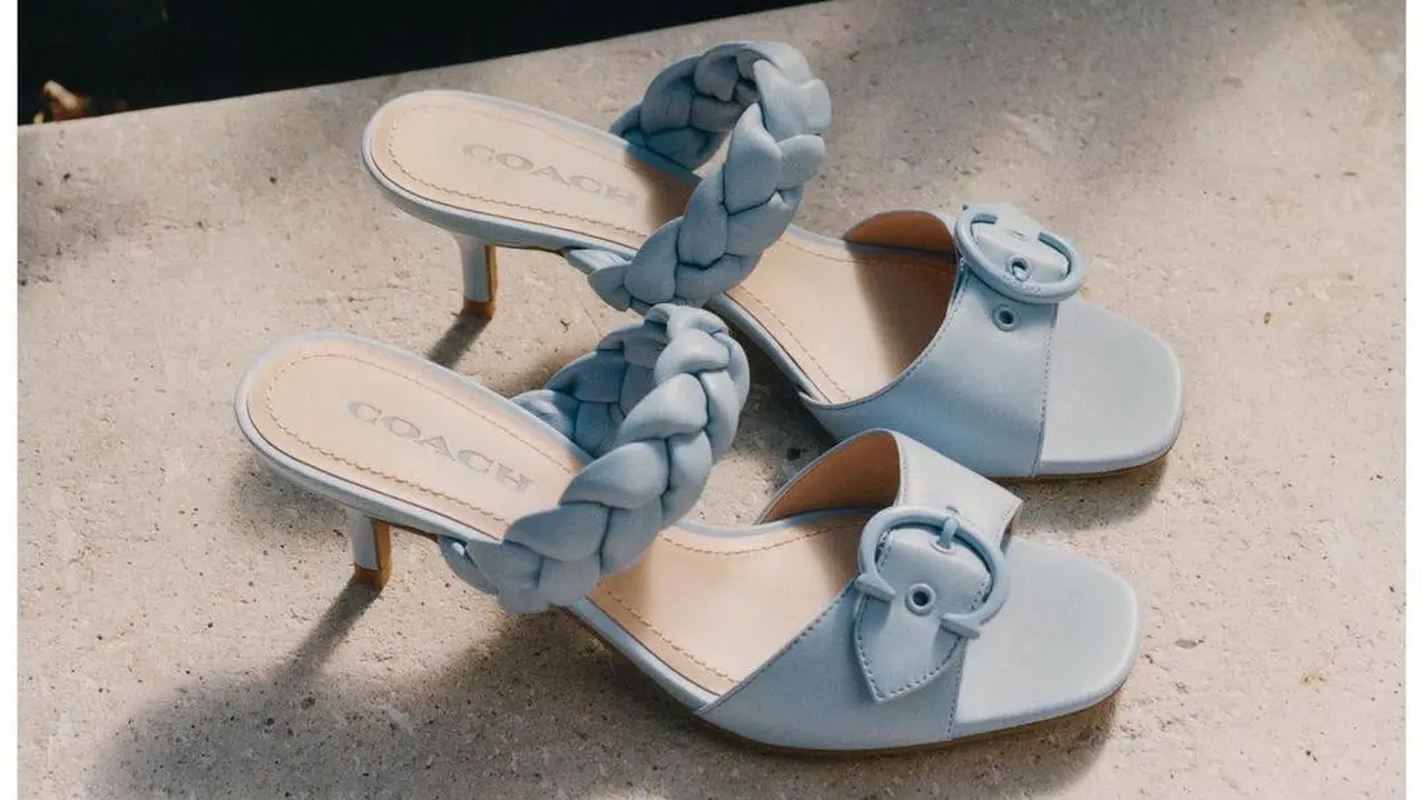 Koleksi sandal Mollie dari Coach