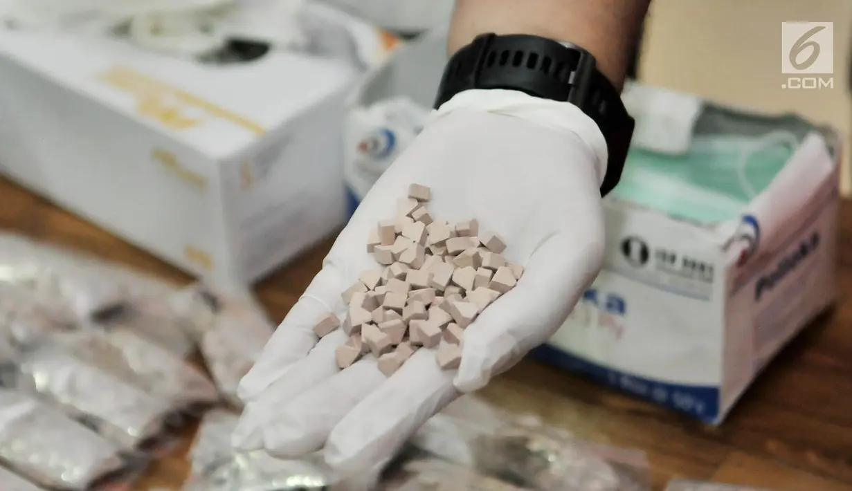 Polisi menunjukkan barang bukti shabu berbentuk 'Diamond' saat rilis pengungkapan narkotika jenis baru di Mapolda Metro Jaya, Jakarta, Senin (25/2). Subdit I Ditresnarkoba Polda Metro Jaya berhasil mengamankan dua tersangka. (Merdeka.com/Iqbal S. Nugroho)