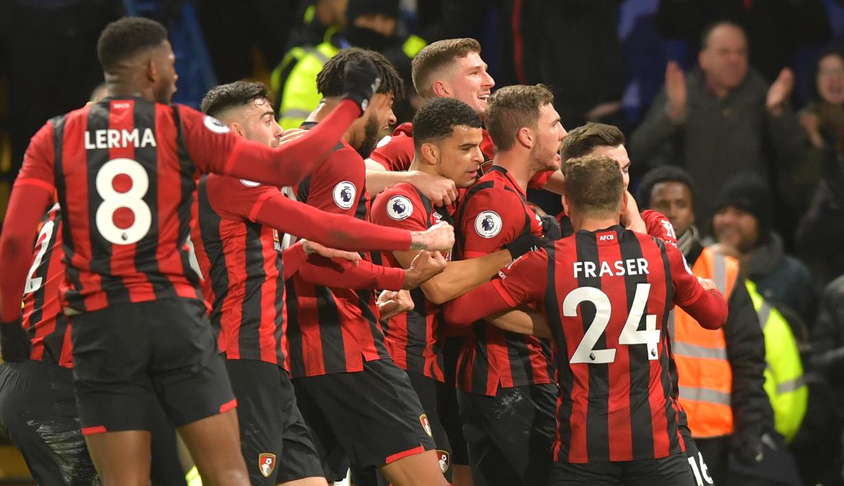 Para pemain Bournemouth merayakan gol yang dicetak Dan Gosling ke gawang Chelsea pada laga Premier League di Stadion Stamford Bridge, London, Sabtu (14/12). Chelsea kalah 0-1 dari Bournemouth. (AFP/Olly Greenwood)