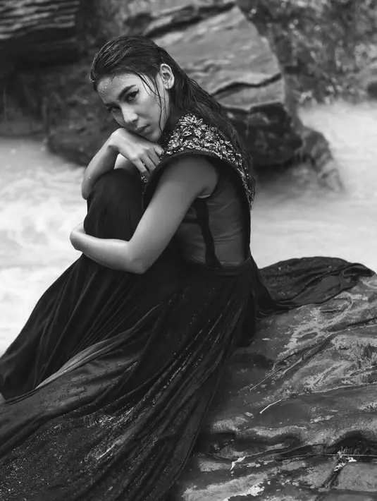 Gadis cantik kelahiran 8 Agustus 1993 ini sangat menikmati keindahan alam pada setiap perjalanannya. (foto: instagram.com/adindathomas)