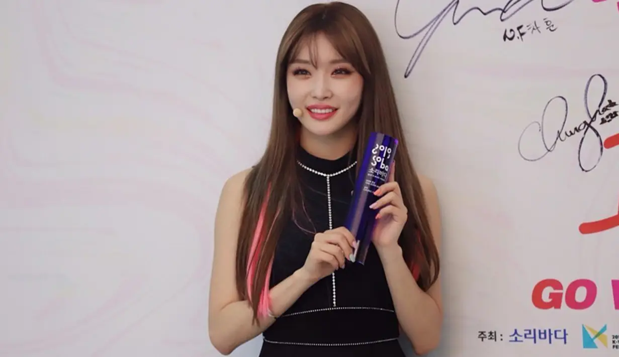 Chungha sering tampil di publik dengan makeup yang memfokuskan pada riasan mata yang gelap. Makeup matanya memberikan kesan kharisma sekaligus anggun. (Liputan6.com/IG/@chungha_official)