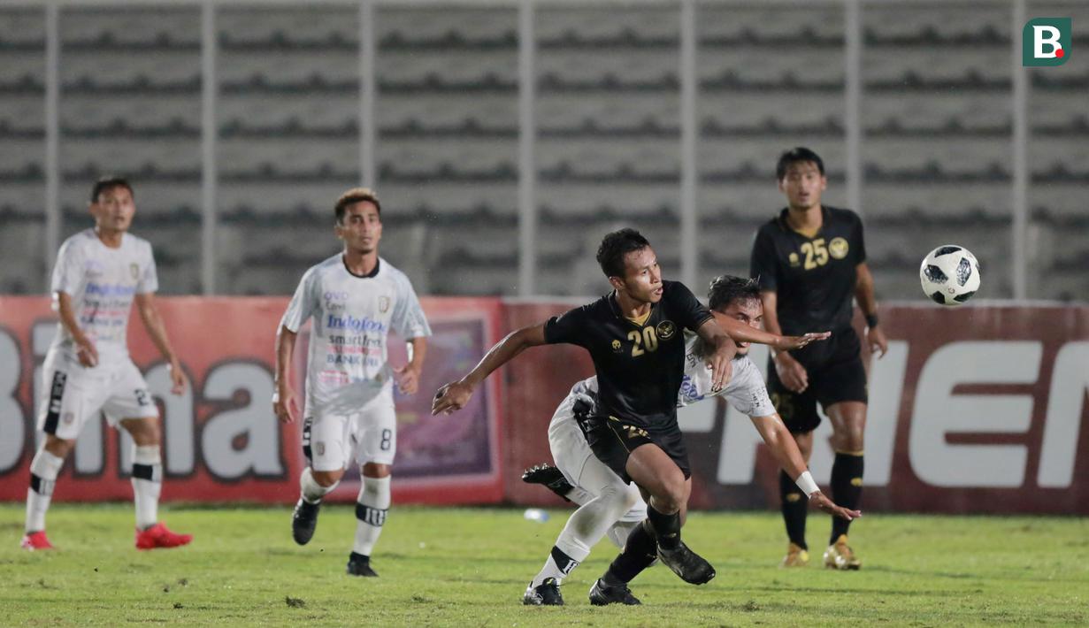 Penyerang Timnas Indonesia, Osvaldo Haay, berusaha melewati pemain Bali United pada laga uji coba di Stadion Madya, Jakarta, Minggu (7/3/2021). Indonesia menang dengan skor 3-1. (Bola.com/ Ikhwan Yanuar Harun)