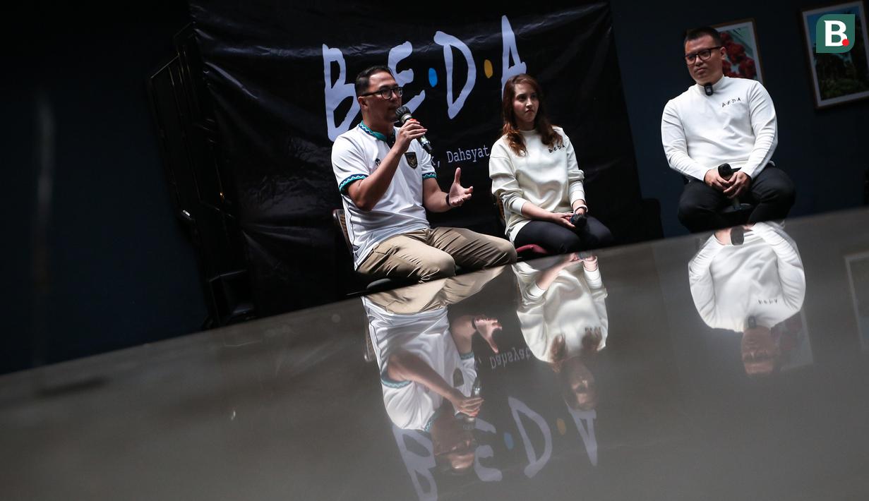 <p>Sportcaster, Jerry Arvino (kiri) memberikan keterangan saat deklarasi dukungan B.E.D.A kepada pencalonan Erick Thohir sebagai Ketua Umum PSSI yang berlangsung di GIOI Menteng, Jakarta, Rabu (18/1/2023). (Bola.com/Bagaskara Lazuardi)</p>