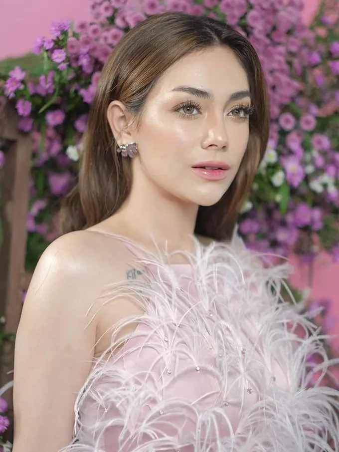 Celine Evangelista dengan makeup flawless (Instagram/celine_evangelista)