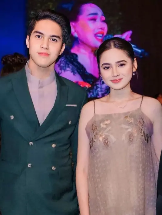 <p>Saat kondangan pernikahan Aaliyah Massaid dan Thariq Halilintar, El dan Syifa tampil serasi kenakan ansambel sentuhan nude [@shandypurnamasari/@elsyifa.moment/@armanfebryan].</p>