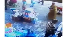 Sang pelaku langsung ambruk dengan kepalanya menyentuh tanah setelah dipukul oleh korban.