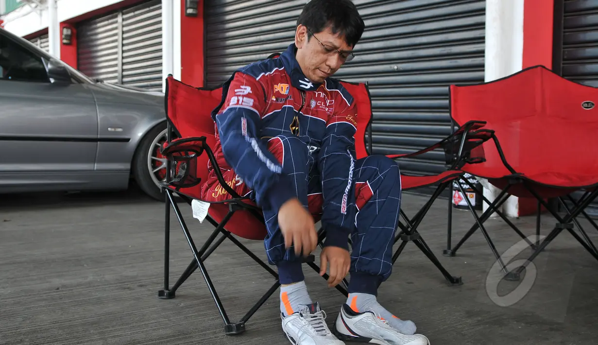 Pembalap Indonesia, Paul Montolalu saat bersiap latihan di Sirkut Sentul, Bogor (12/5/2015). Sentul akan menjadi perhelatan Indonesia Sentul Series of Motorsport seri ke 2 yang akan diadakan 23 - 24 Mei 2015. (Liputan6.com/Herman Zakharia)