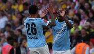 Jeremy Doku (kanan) merayakan golnya ke gawang Southampton saat Manchester City menang 2-1 pada semifinal Piala FA 2025/2026, Sabtu (25/4/2026) malam WIB. (AFP / Adrian Dennis)