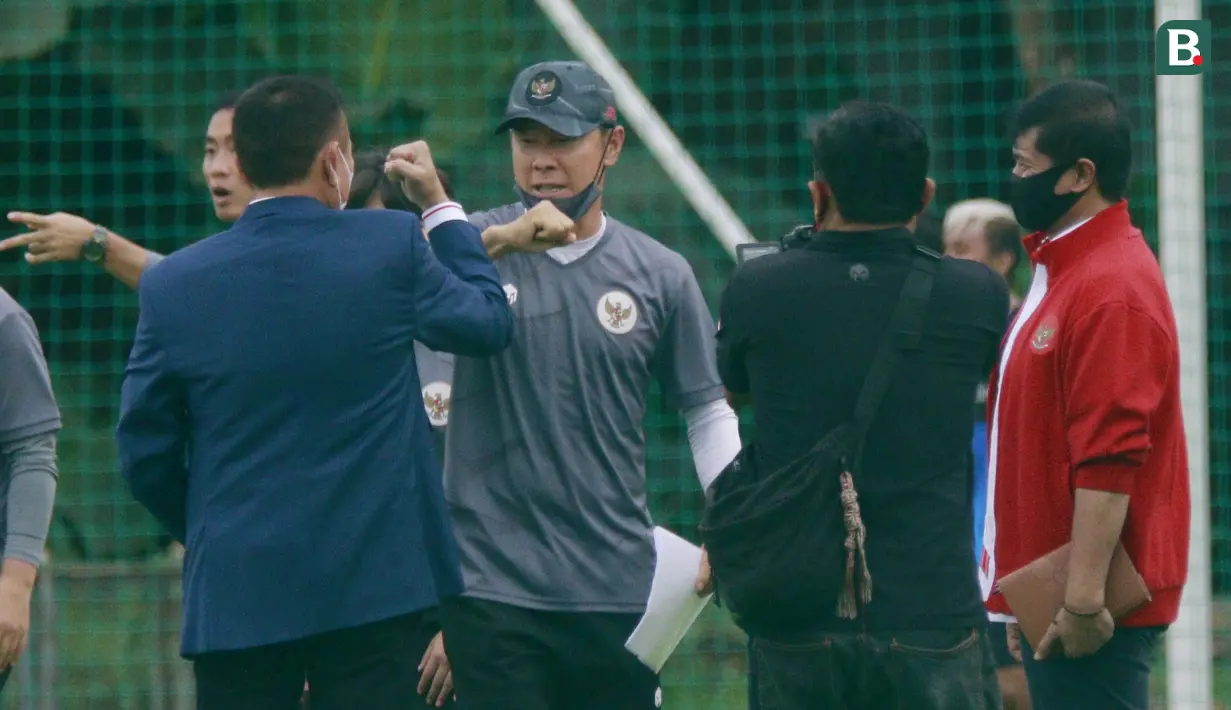 Pelatih timnas Indonesia, Shin Tae-yong, menyapa Ketua PSSI, Mochamad Iriawan, saat sesi latihan di Lapangan D Senayan, Jakarta, Rabu, (10/2/2021). Latihan tersebut untuk persiapan SEA Games 2021 di Vietnam. (Bola.com/M Iqbal Ichsan)