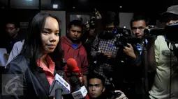 Bunga Siagian dari LBH Jakarta memberikan keterangan pers terkait dugaan penyiksaan terhadap Asisten Rumah Tangga inisial T, Jakarta, Minggu (4/10/2015). T diduga disiksa majikannya yang anggota DPR inisial IH. (Liputan6.com/Johan Tallo)