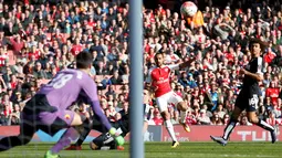 Pemain Arsenal, Theo Walcott, menendang bola ke arah gawang Watford pada putaran keenam Piala FA di Stadion Emirates, London, Minggu (13/3/2016). (AFP/Ian Kington)