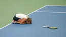 Ekspresi petenis putri Jerman, Annika Beck, setelah mengalahkan petenis Swiss, Timea Bacsinszky dalam lanjutan tenis Piala Fed di Leipzig, Jerman, (7/2/2016). (AFP/dpa/Jan Woitas/Germany OUT)