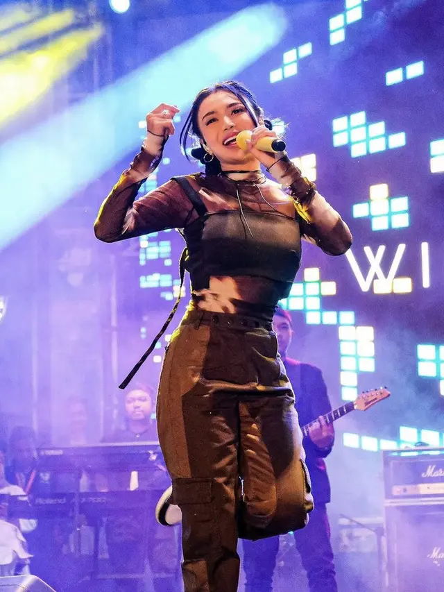 Gaya Wika Salim saat di Atas Panggung, (@wikasalim)