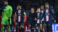 Para pemain PSG bereaksi ketika mereka meninggalkan lapangan setelah kalah dari Bayern Muenchen pada pertandingan leg pertama babak 16 besar Liga Champions di stadion Parc des Princes di Paris, Rabu (15/2/2023). Bayern menang tipis atas PSG dengan skor 1-0. (AFP/Franck Fife)