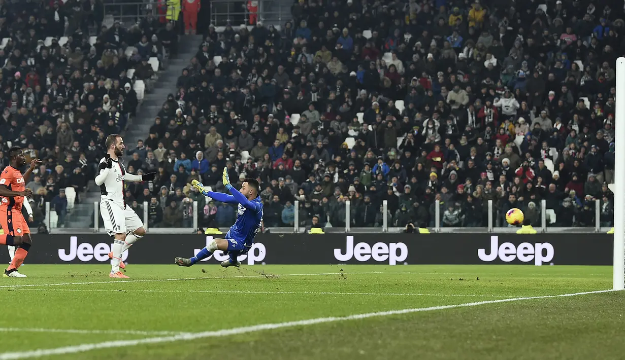 Pemain Juventus Gonzalo Higuain (tengah) mencetak gol ke gawang Udinese pada pertandingan Coppa Italia 2019/2020 di Allianz Stadium, Turin, Italia, Rabu (15/1/2020). Juventus menang 4-0. (Fabio Ferrari/LaPress via AP)