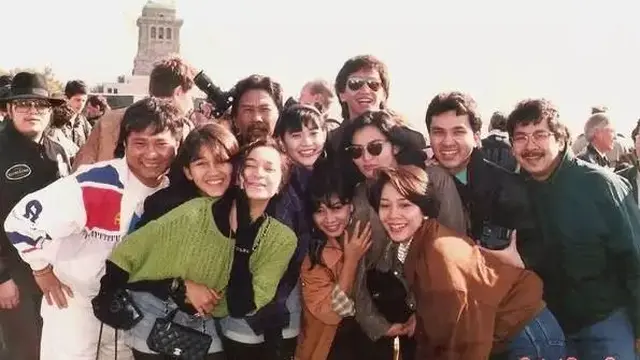 Nike Ardilla bersama rekan artis (Instagram/@NikeArdillaOfficial)