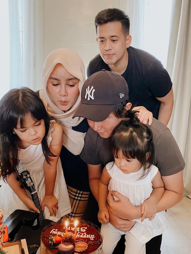 Saling Sindir di Media Sosial, Ini 6 Potret Mesra Olla Ramlan dan Aufar Hutapea