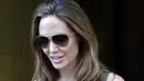 Cincin tunangan Angelina Jolie ini ditaksir seharga 500 ribu dolar. Foto: Vogue.
