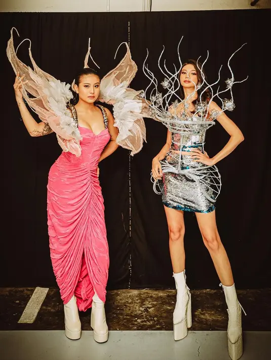 Yuki Kato tampil bak ratu es dengan outfit dramatis bernuansa silver. Berpose bersama Awkarin saat keduanya tampil di gelaran JF3, Yuki Kato memesona dibalut mini dress dengan aksesori yang menghiasi tubuhnya. [Foto: Instagram/yukikt]