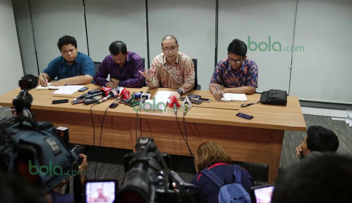 Direktur Hukum PSSI, Aristo Pangaribuan (2kanan) dan Tim Pembela PSSI Togar Manahan Nero (2kiri) memberikan pernyataan pers terkait putusan MA yang menolak kasasi Kemenpora di kantor PSSI, Senayan, Jakarta, Selasa (8/3/2016). )Bola.com/Nicklas Hanoatubun)