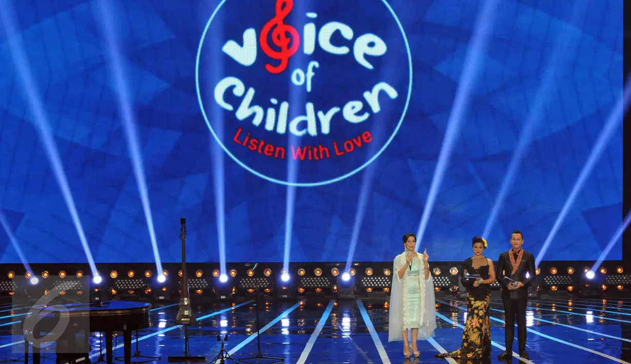 Suasana kemeriahan konser amal "Voice Of Indonesia", Jakarta, Sabtu (17/10/2015). Konser tersebut sebagai aksi peduli kepada masa depan anak Indonesia. (Liputan6.com/Helmi Afandi)