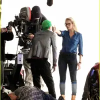 Margot Robbie 'menodong' Jared Leto saat syuting Suicide Squad. Foto: justjared.com