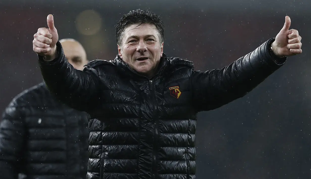 Walter Mazzarri. Pelatih berusia 60 tahun yang sejak akhir musim 2021/2022 berstatus tanpa klub usai meninggalkan Cagliari ini tercatat pernah menangani satu klub di Liga Inggris, yaitu Watford. Ia membesut Watford pada musim 2016/2017 dan hanya bertahan selama semusim dan hanya mampu membawa Watford finis di urutan ke-17 klasemen akhir Liga Inggris musim 2016/2017. Posisinya kemudian digantikan oleh Marco Silva pada awal musim 2017/2018. (AFP/Adrian Dennis)