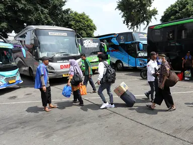 Suasana arus mudik di Terminal Kalideres, Jakarta Barat, Selasa (18/4/2023). (Liputan6.com/Johan Tallo)