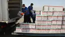 Pekerja membongkar kotak pasokan bantuan dari truk untuk dimuat ke pesawat menuju Beirut, Lebanon, di Bandara Mehrabad di Teheran, Rabu (5/8/2020). Iran mulai mengirimkan makanan, obat-obatan, dan peralatan medis ke Lebanon pascaledakan yang mengguncang pelabuhan di Beirut. (AP Photo/Vahid Salemi)