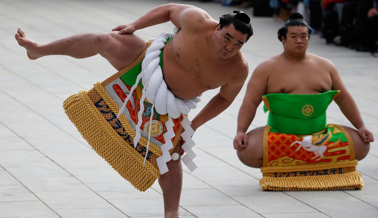 Juara sumo asal mongolia, Yokozuna Hakuho (kiri) melakukan persiapan untuk ritual tahunan di Kuil Meiji di Tokyo, Jepang, (7/1). Ritual ini dalam perayaan tahun baru 2016. (REUTERS / Yuya Shino)