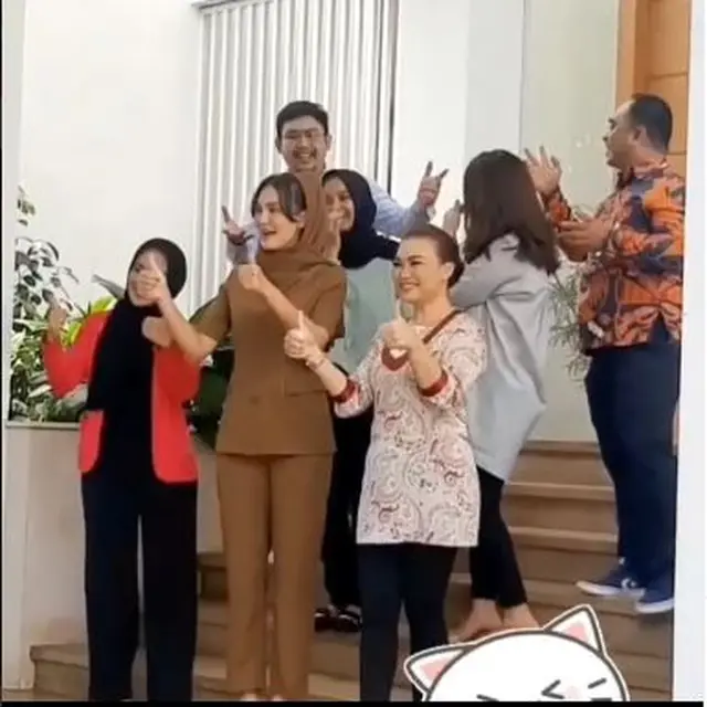 Blusukan Bareng Warga, Ini 5 Potret Luna Maya Jadi Ketua RT di Hari Pertama