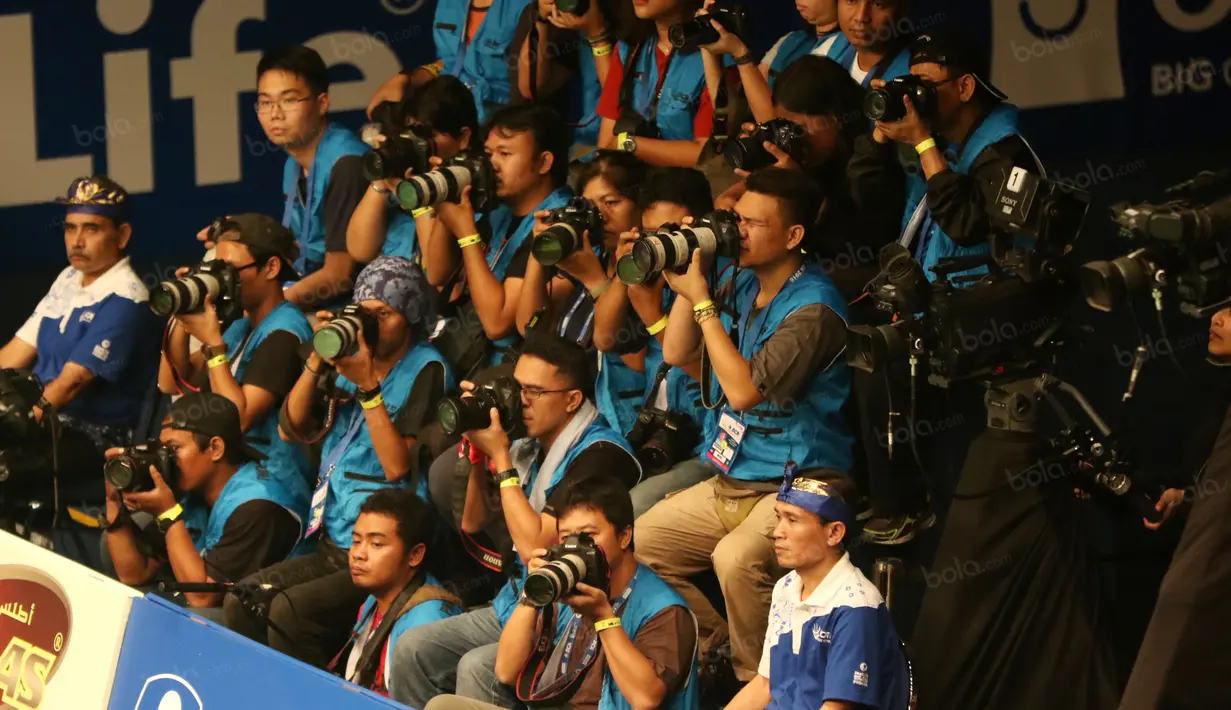 Fotografer tengah memotret para pebulutangkis pada turnamen Indonesia Open 2016 di Istora Senayan, Jakarta. (Bola.com/Nicklas Hanoatubun)