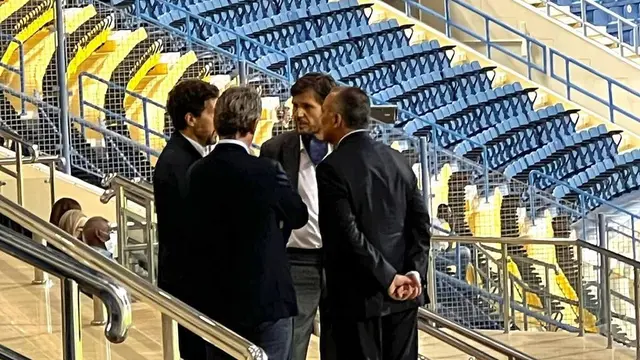 Pertemuan Yuste dan Alemany, dua delegasi Barcelona dengan Canales dan Fernando Solanas di Doha, Rabu 3 November waktu setempat. (Marca.com)