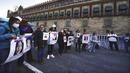 Orang-orang yang memiliki anggota keluarga yang hilang berkumpul di luar Istana Nasional untuk menuntut jawaban dari pemerintah tentang orang yang hilang di Mexico City, Meksiko, 13 Desember 2021. (AP Photo/Marco Ugarte)