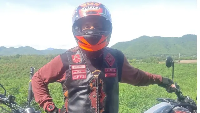 Gary Iskak naik motor (Foto: Instagram @iskak_gary)