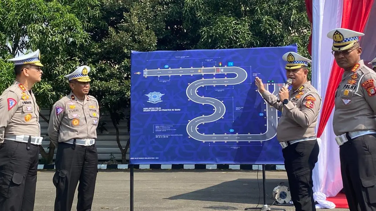 Kakorlantas Irjen Firman Santyabudi bersama jajaran meninjau langsung lintasan yang tersedia di SATPAS SIM Polda Metro Jaya, Jalan Daan Mogot, Jakarta Barat, pada Jumat (4/8/2023). (Ady Anugrahadi/Liputan6.com)