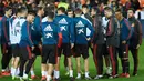 Pelatih Spanyol, Luis Enrique menginstruksikan pemainnya selama sesi latihan di stadion Mestalla di Valencia (22/3). Spanyol akan bertanding melawan Norwegia pada grup F kualifikasi Euro 2020. (AFP Photo/Jose Jordan)