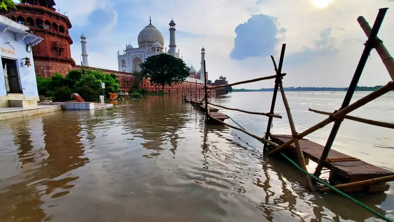 Banjir Efek Perubahan Iklim Landa India, Tenggelamkan Taman di Kompleks Taj Mahal
