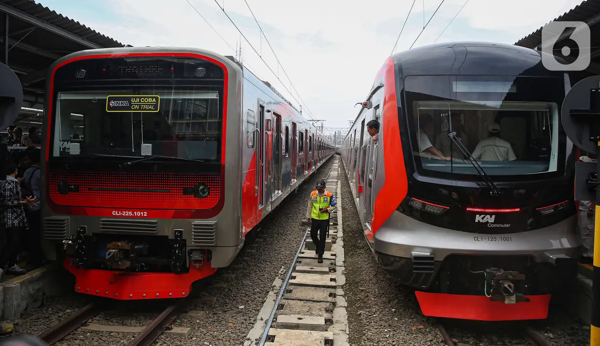 Di antaranya adalah KRL produksi perusahaan China CRRC Qingdao Sifang dan KRL baru produksi PT INKA (Persero). (Liputan6.com/Angga Yuniar)