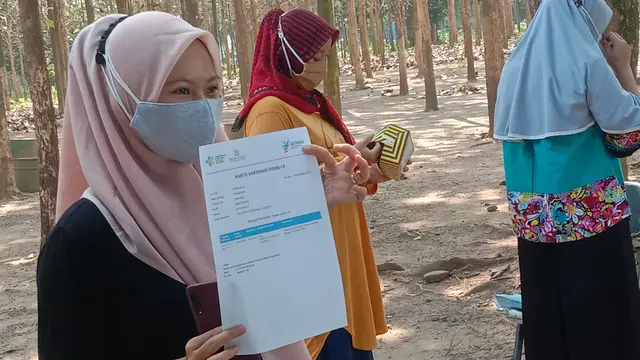 Vina (23) Warga Taktakan, Kota Serang, Calon Pengantin Ikut Vaksin Karena Tak Percaya Hoax. (Rabum 21/-7/2021). (Liputan6.com/Yandhi Deslatama).