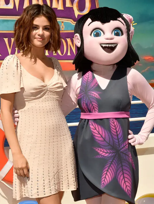Selena Gomez berpose dengan boneka Mavis saat mempromosikan film terbarunya "Hotel Transylvania 3: Summer Vacation", California (11/4). Film 3D animasi komputer horor-komedi ini diproduksi oleh Sony Pictures Animation. (Matt Winkelmeyer/Getty Images/AFP)