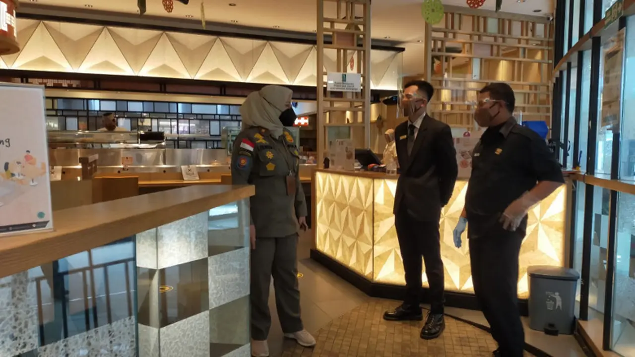 Satuan Polisi Pamong Praja (Satpol PP) Kota Depok menyambangi sejumlah rumah makan dan tempat ibadah saat pelaksanaan salat tarawih di Kota Depok.