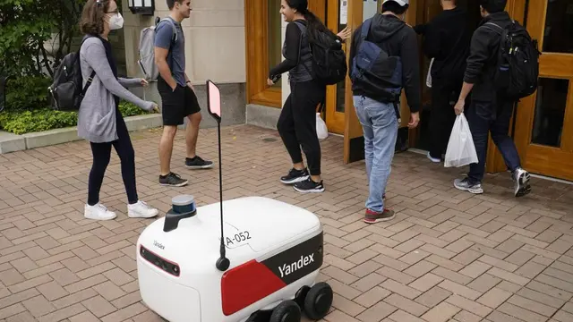 Pengiriman Makanan ke Perguruan Tinggi Melalui Robot