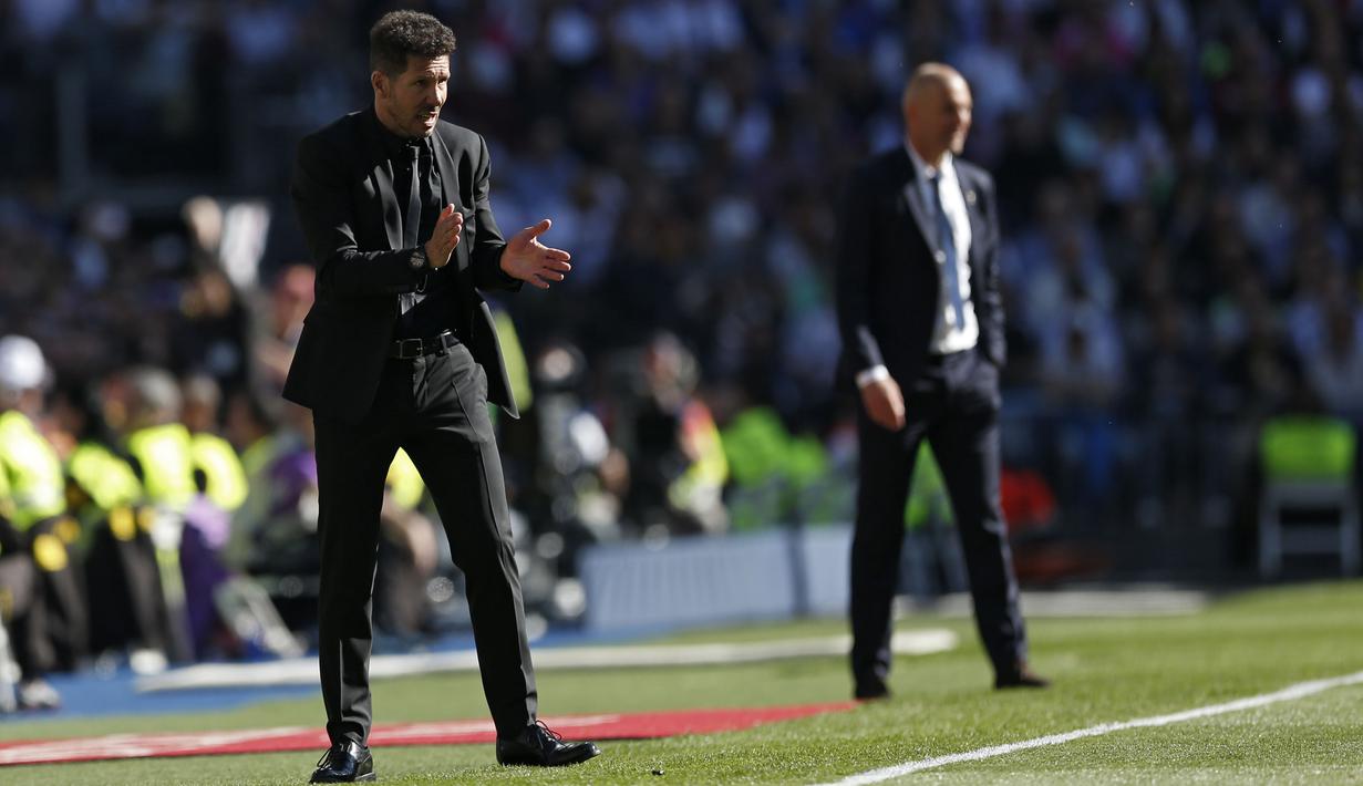 Gaya pelatih Atletico Madrid, Diego Simeone memberikan semangat kepada pemainnya saat melawan Real Madrid pada laga La Liga di Santiago Bernabeu stadium, Madrid, (8/4/2017). Real Madrid bermain Imbang 1-1 dengan Atletico. (AP/Francisco Seco)