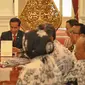 Sejumlah pengurus Persatuan Guru Republik Indonesia (PGRI) bertemu dengan Presiden Joko Widodo (Jokowi) di Istana Merdeka, Jakarta, Senin (6/5/2015). (Liputan6.com/Faizal Fanani)