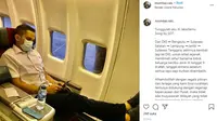 Mumtaz Rais sedang menggunakannnya telepon selulernya di dalam pesawat (Dok.Instagram/@mumtaz.rais/https://www.instagram.com/p/CDON8AfjYIw/Komarudin)