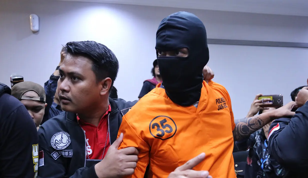 Saat sedang menjalani promo film terbarunya, Tora Sudiro berurusan dengan polisi. Ia mendekam di Polres Jakarta Selatan. Suami Mieke Amalia itu tertangkap akibat kepemilikan Dumolid di kediamannya kawasan Ciputat, Agustus silam. (Adrian Putra/Bintang.com)